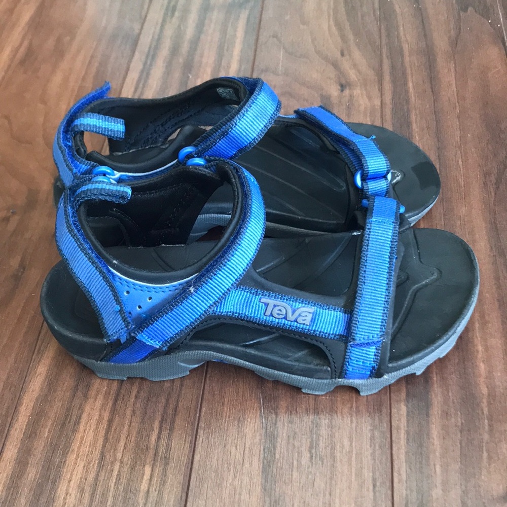 Boys size 2 Teva sandals